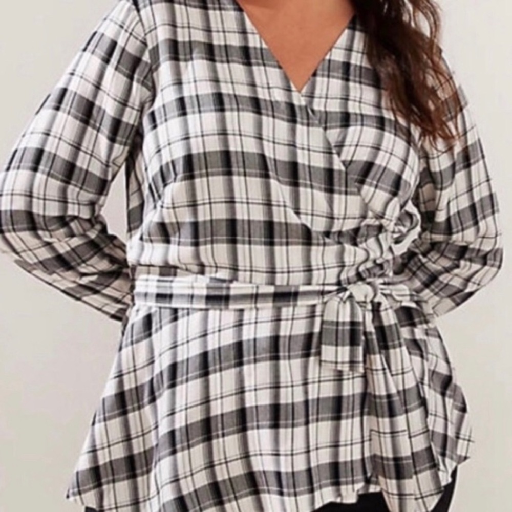 Loft Plus Black and White Plaid Wrap Shirt Size 24